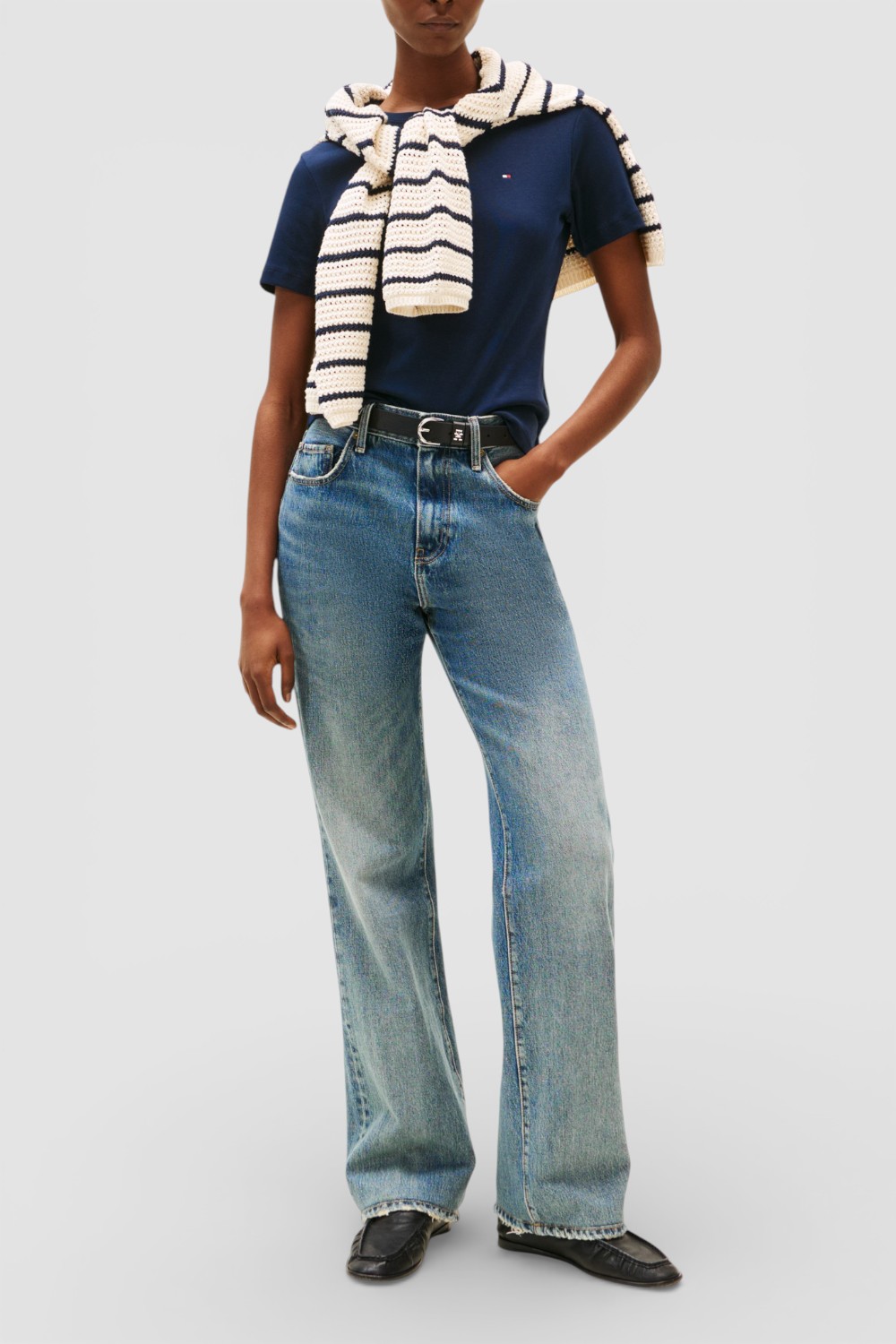 תמונת כל הלוק של חולצת טי